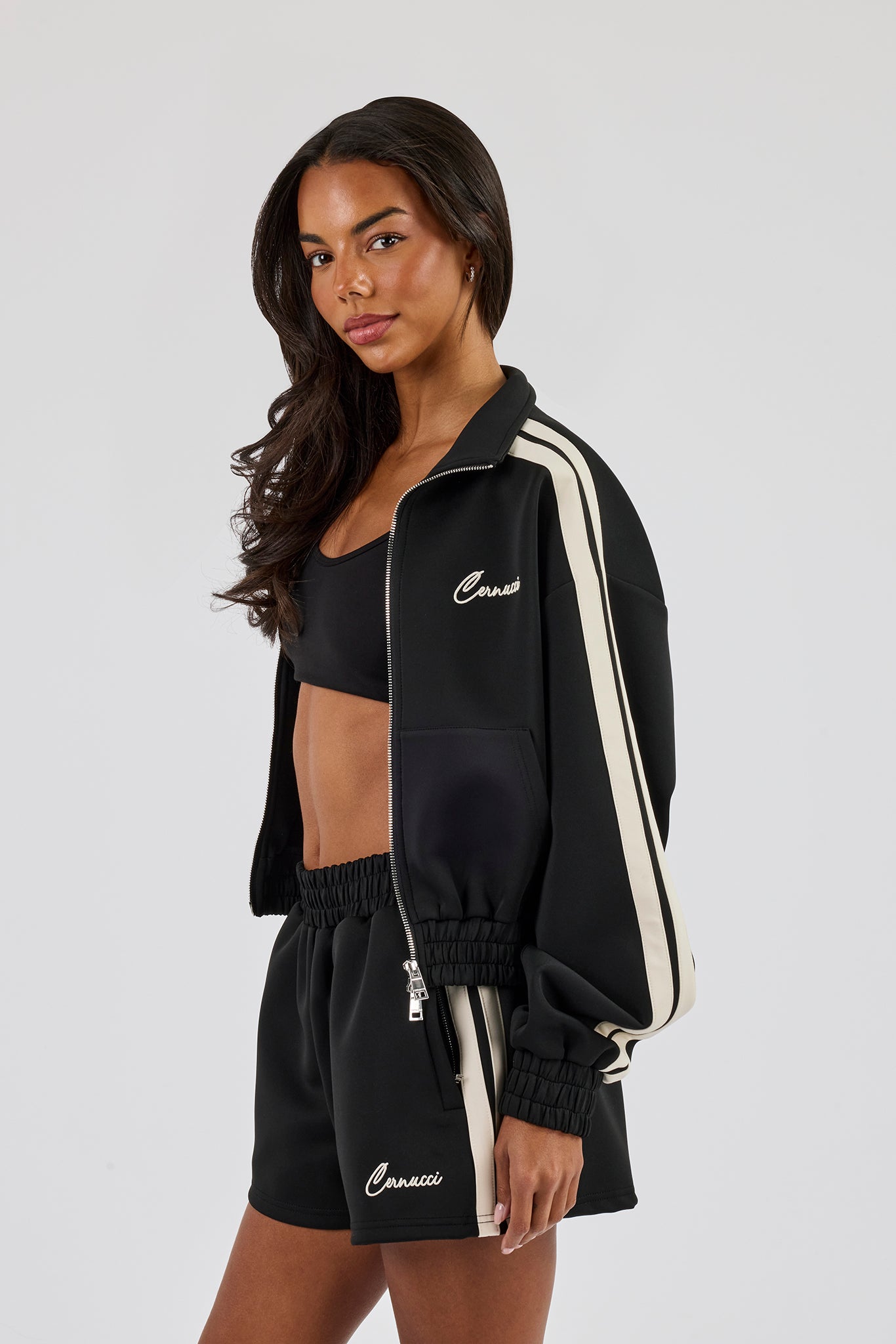 Kurze Jacke mit Stehkragen und Zierstreifen – Schwarz